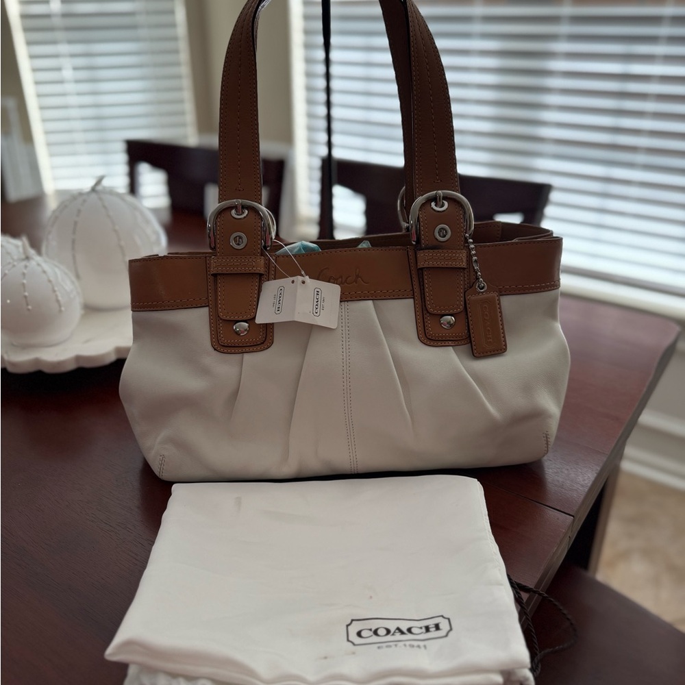 Coach White/Camel Leather Shoulder Bag
